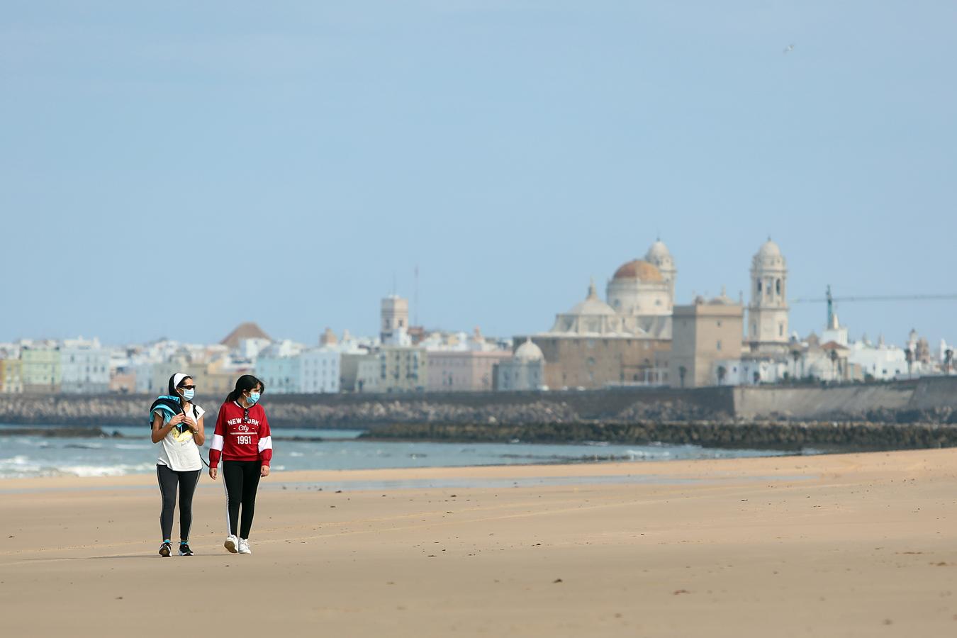 FOTOS: Los niños vuelven a disfrutar de las playas y los parques de Cádiz