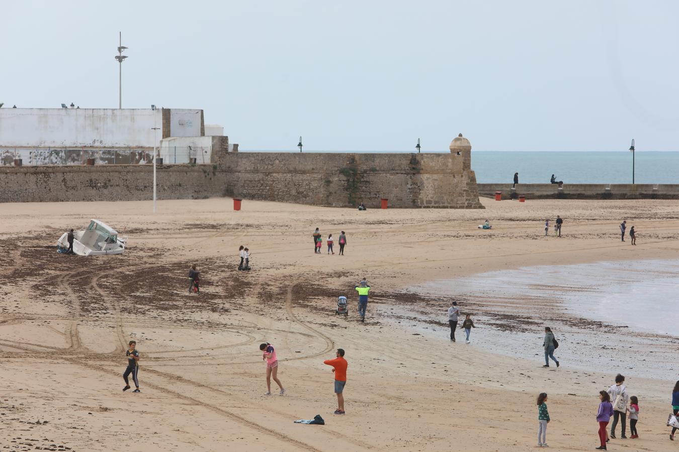 FOTOS: Los niños vuelven a disfrutar de las playas y los parques de Cádiz