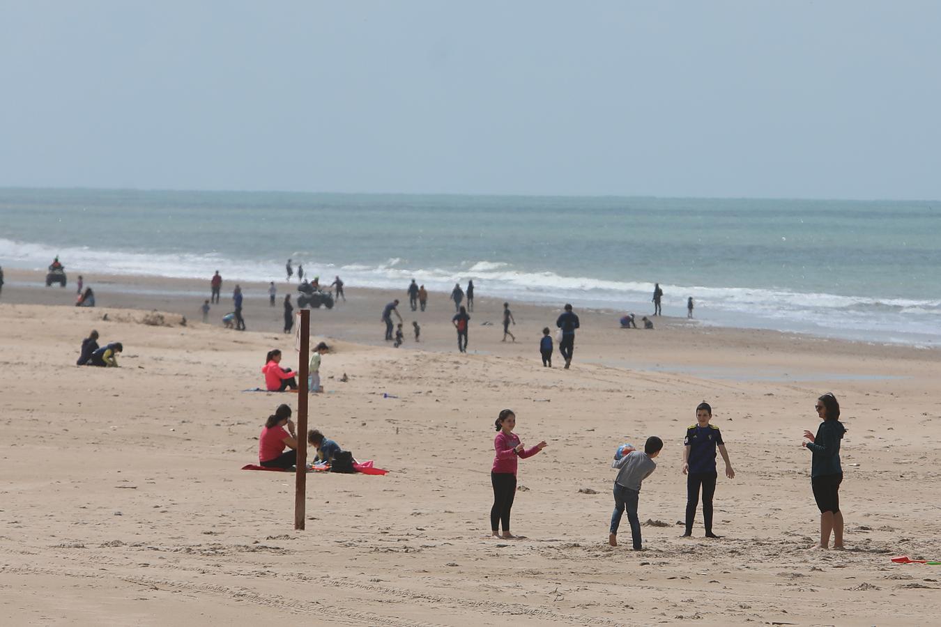 FOTOS: Los niños vuelven a disfrutar de las playas y los parques de Cádiz