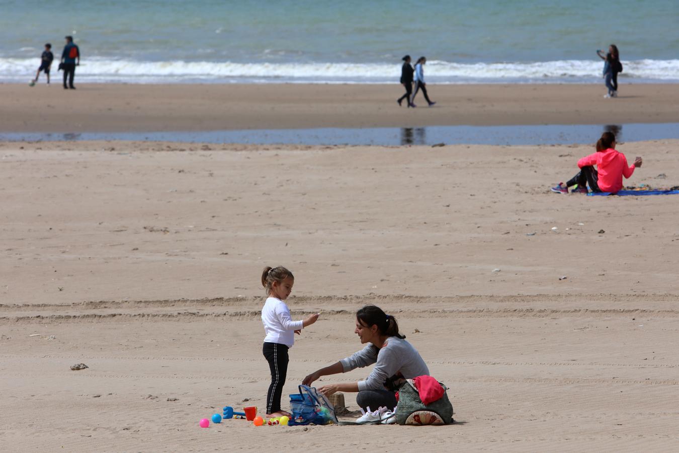 FOTOS: Los niños vuelven a disfrutar de las playas y los parques de Cádiz