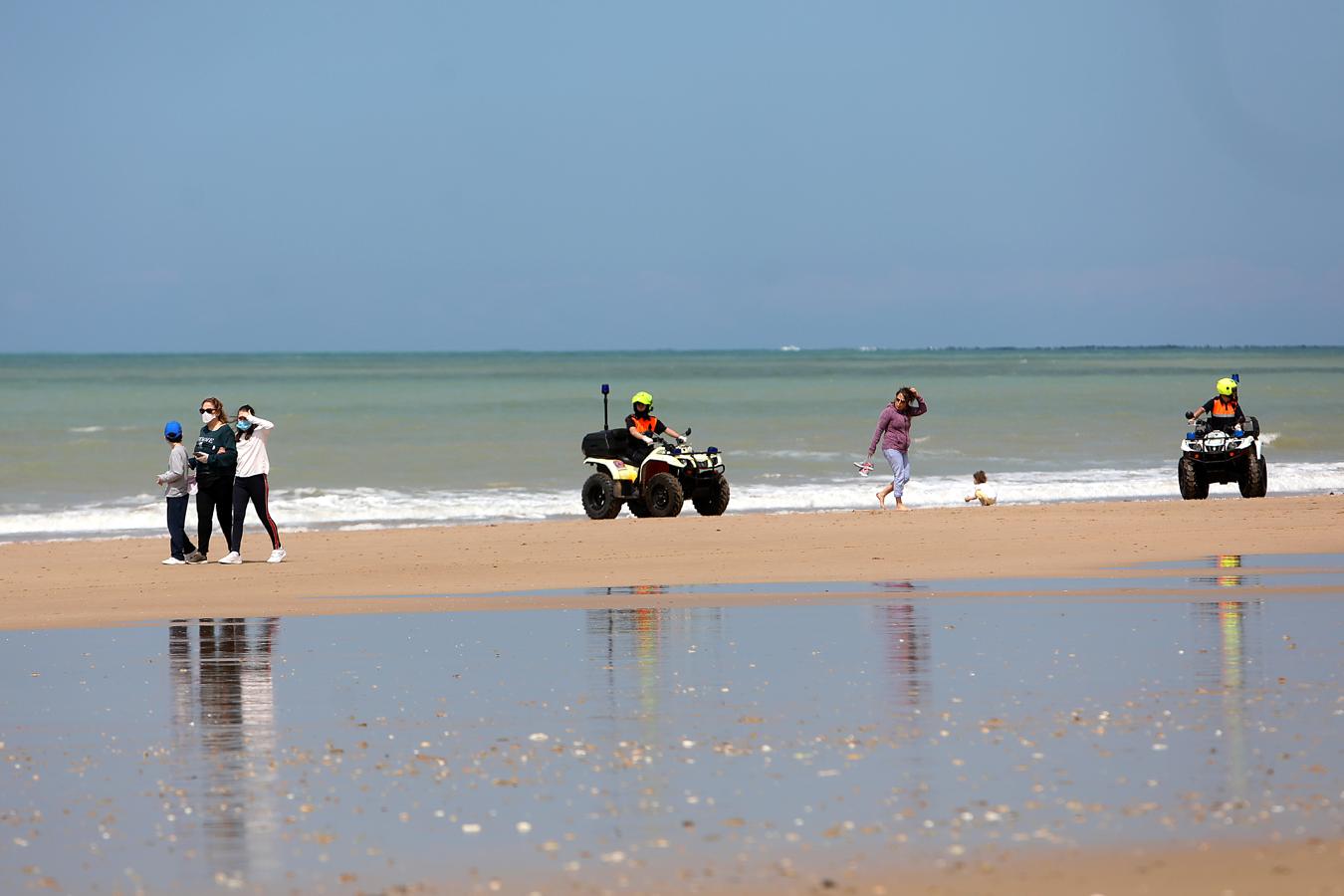 FOTOS: Los niños vuelven a disfrutar de las playas y los parques de Cádiz