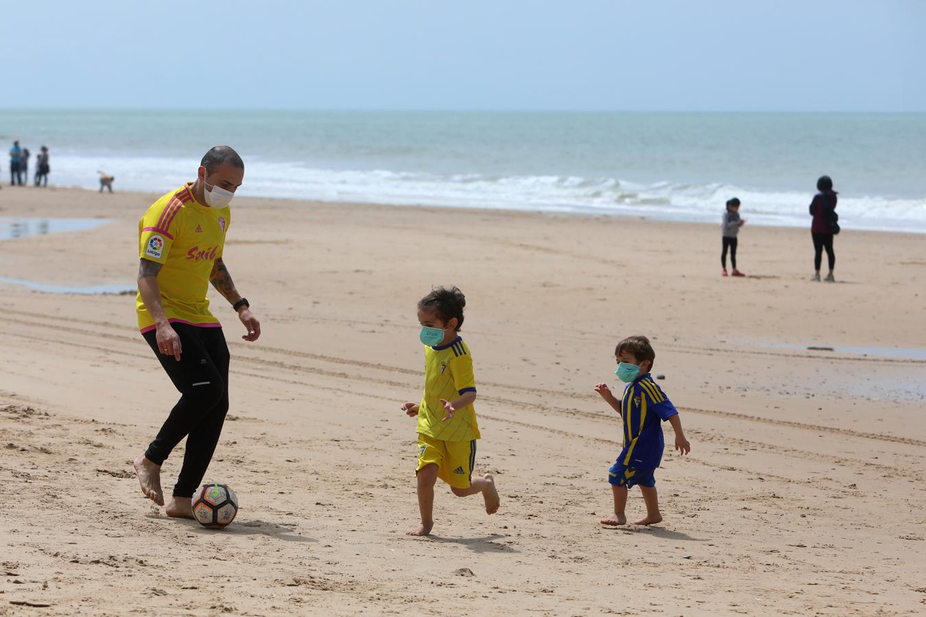 FOTOS: Los niños vuelven a disfrutar de las playas y los parques de Cádiz