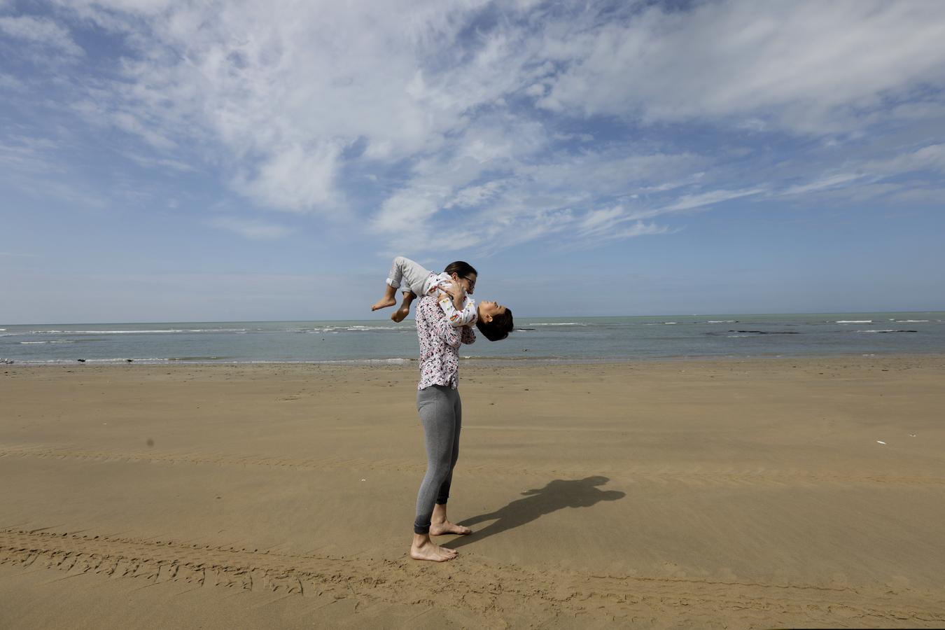 FOTOS: Los niños vuelven a disfrutar de las playas y los parques de Cádiz