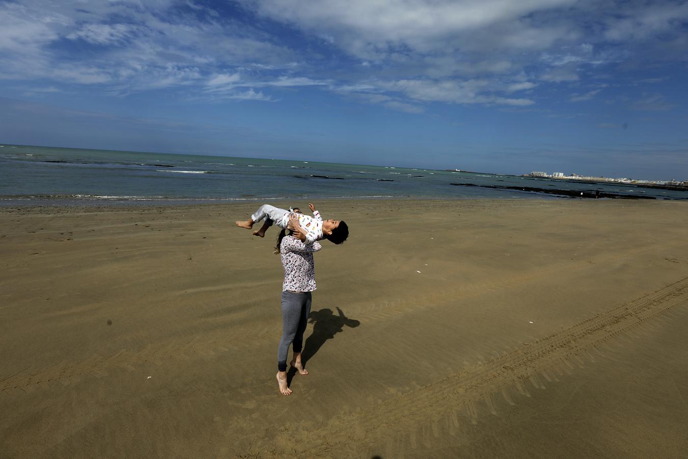 FOTOS: Los niños vuelven a disfrutar de las playas y los parques de Cádiz