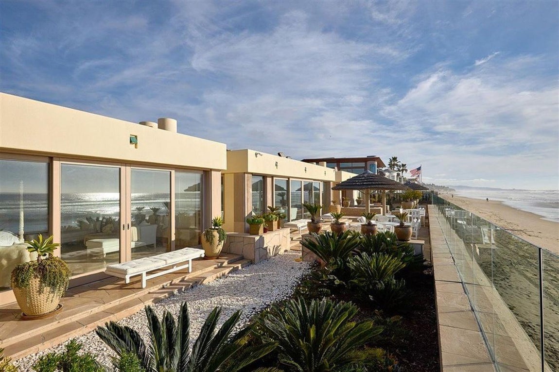 Acceso privado a la playa. Eso sin contar con las envidiables vistas al Océano Pacífico y una terraza de 50 metros cuadrados con acceso privado a la playa separada por una mampara transparente que les permite seguir disfrutando del panorama.