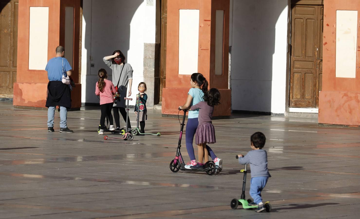 Coronavirus en Córdoba: Los niños toman la plaza de la Corredera, en imágenes