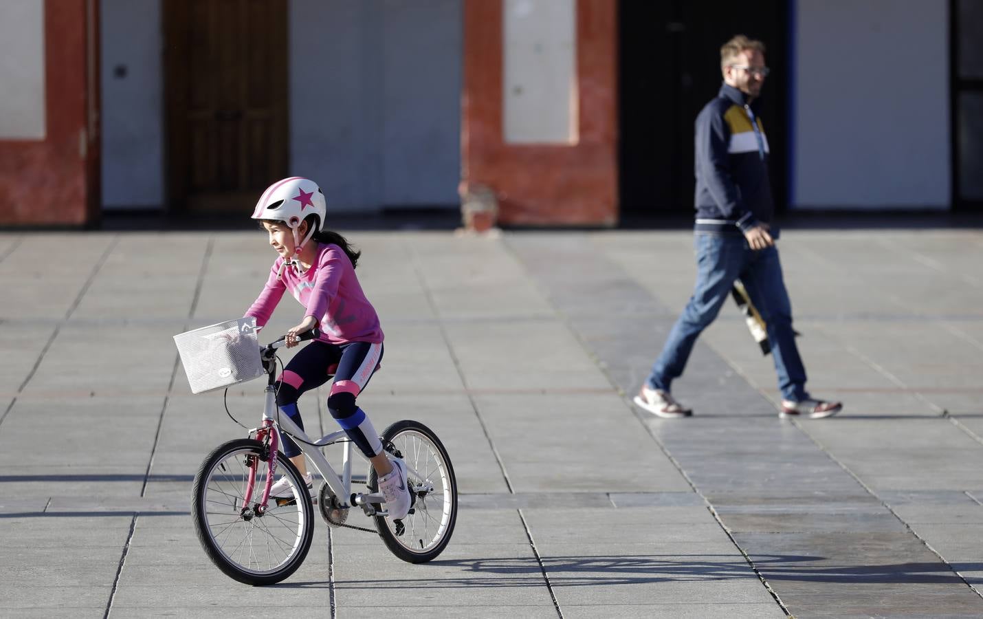 Coronavirus en Córdoba: Los niños toman la plaza de la Corredera, en imágenes