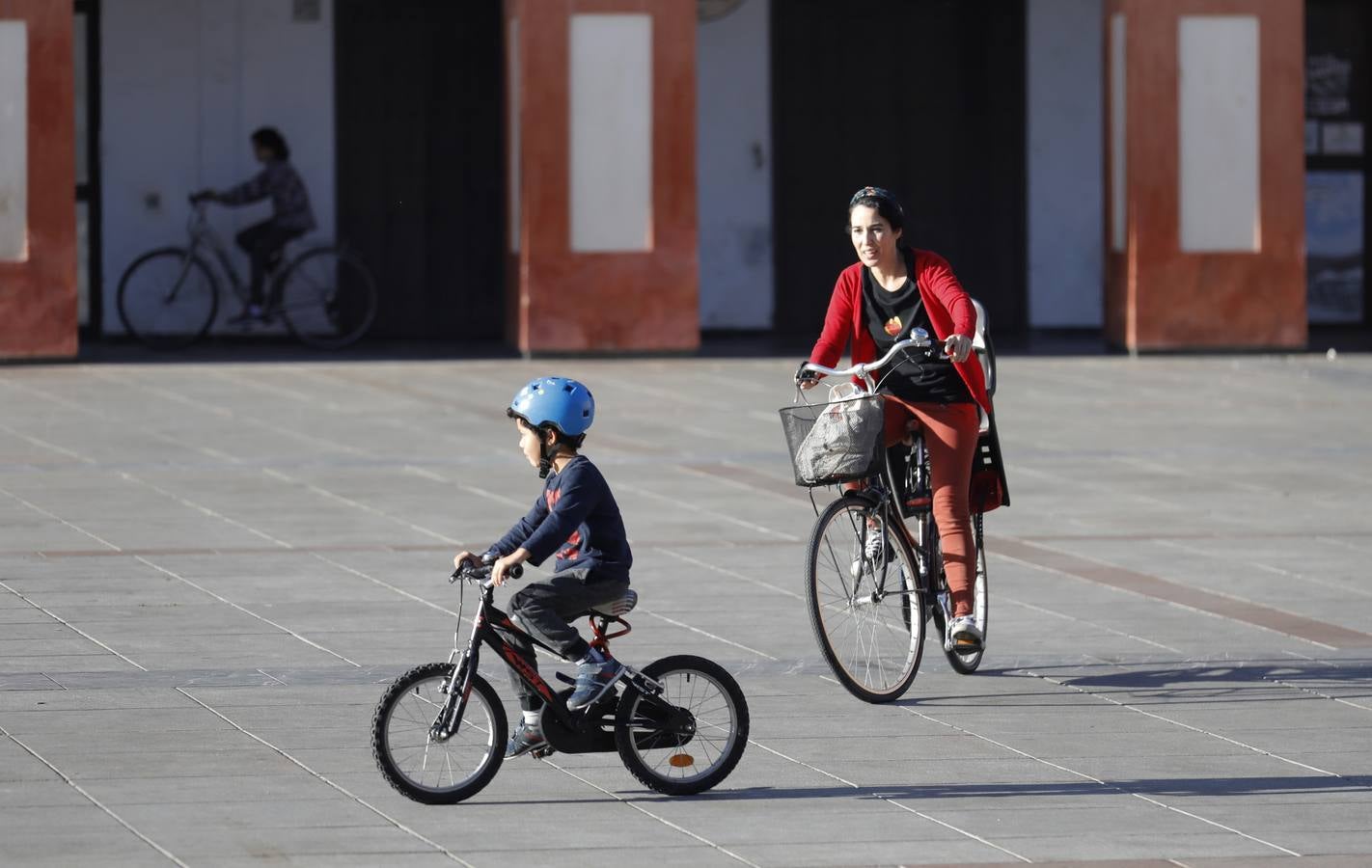 Coronavirus en Córdoba: Los niños toman la plaza de la Corredera, en imágenes