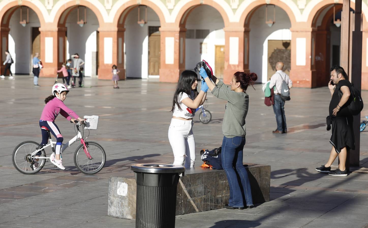 Coronavirus en Córdoba: Los niños toman la plaza de la Corredera, en imágenes