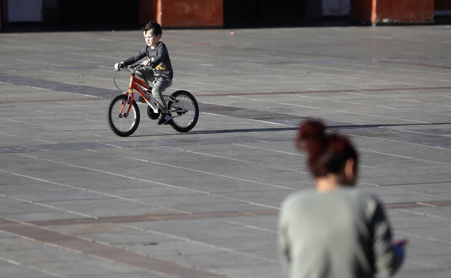 Coronavirus en Córdoba: Los niños toman la plaza de la Corredera, en imágenes