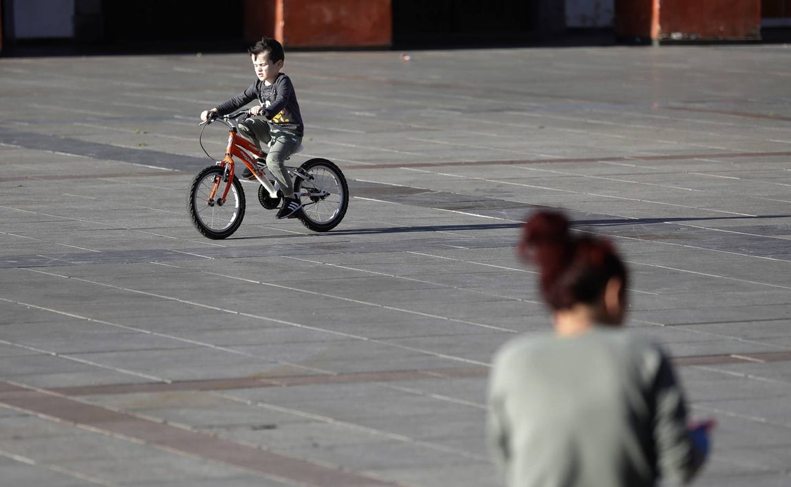 Coronavirus en Córdoba: Los niños toman la plaza de la Corredera, en imágenes