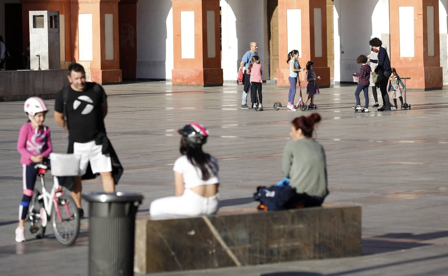 Coronavirus en Córdoba: Los niños toman la plaza de la Corredera, en imágenes