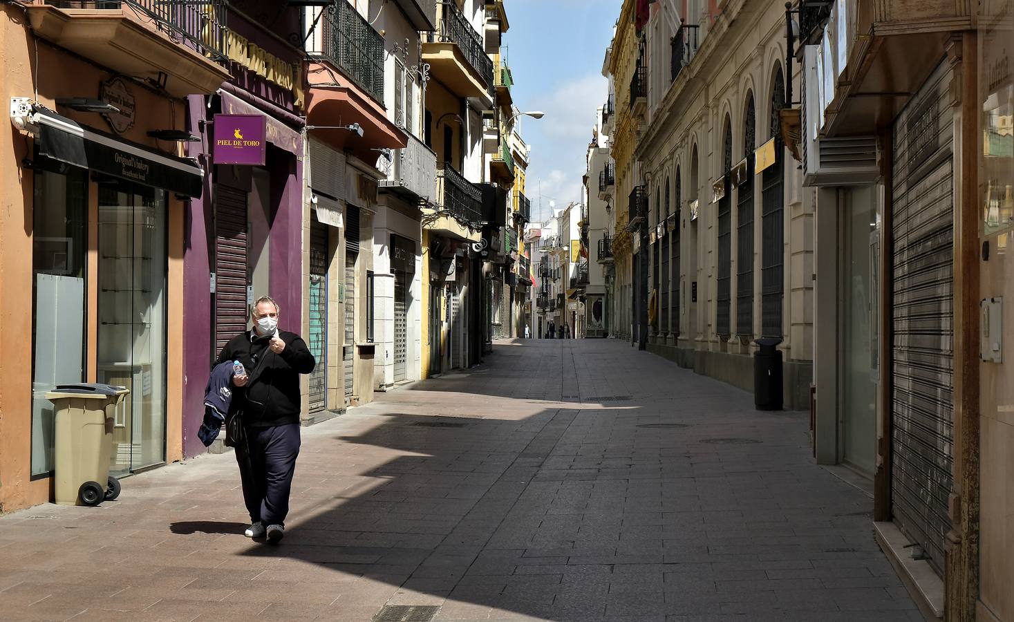 Desolación en las calles comerciales de Sevilla a la espera de la vuelta de actividad