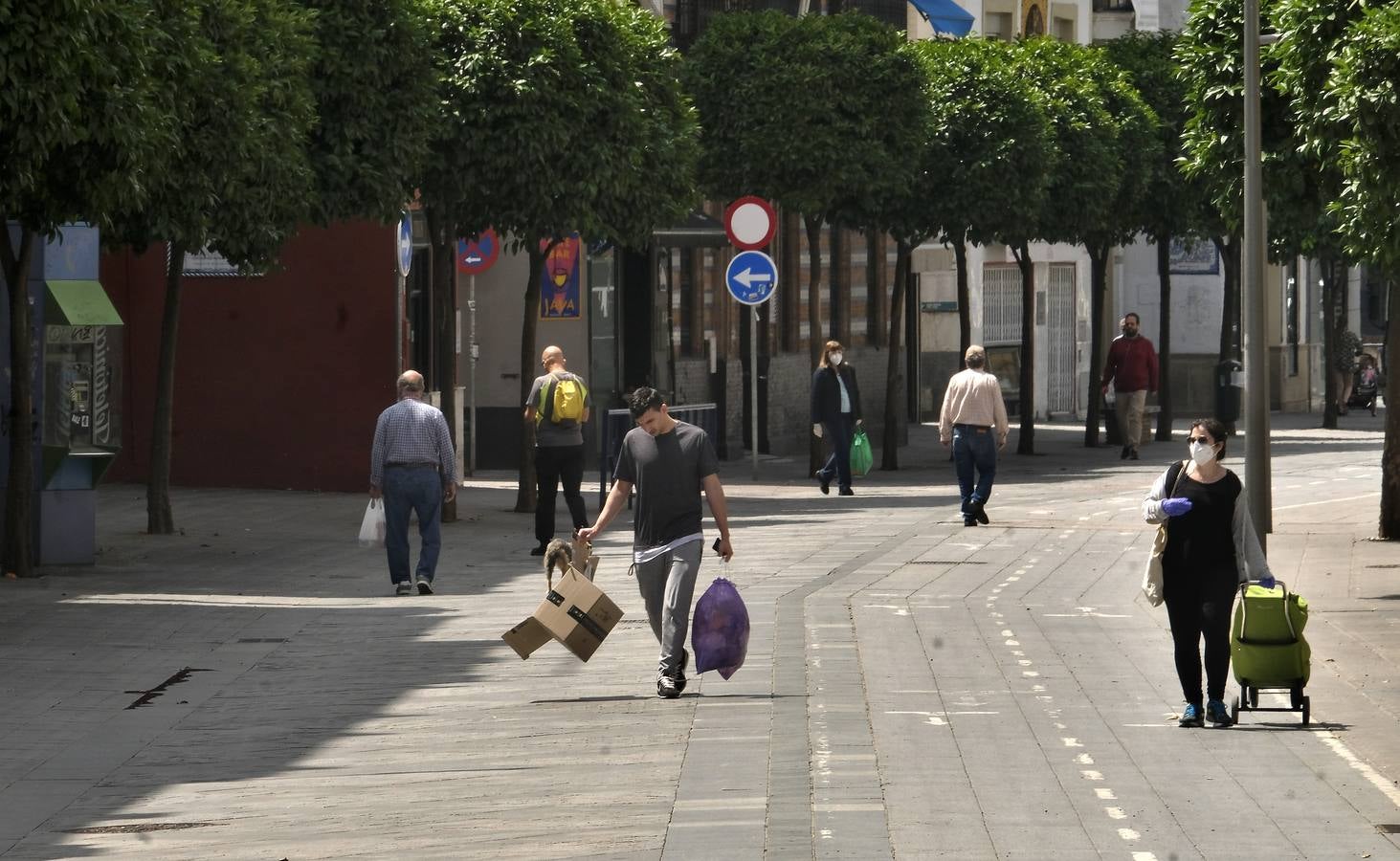 Desolación en las calles comerciales de Sevilla a la espera de la vuelta de actividad