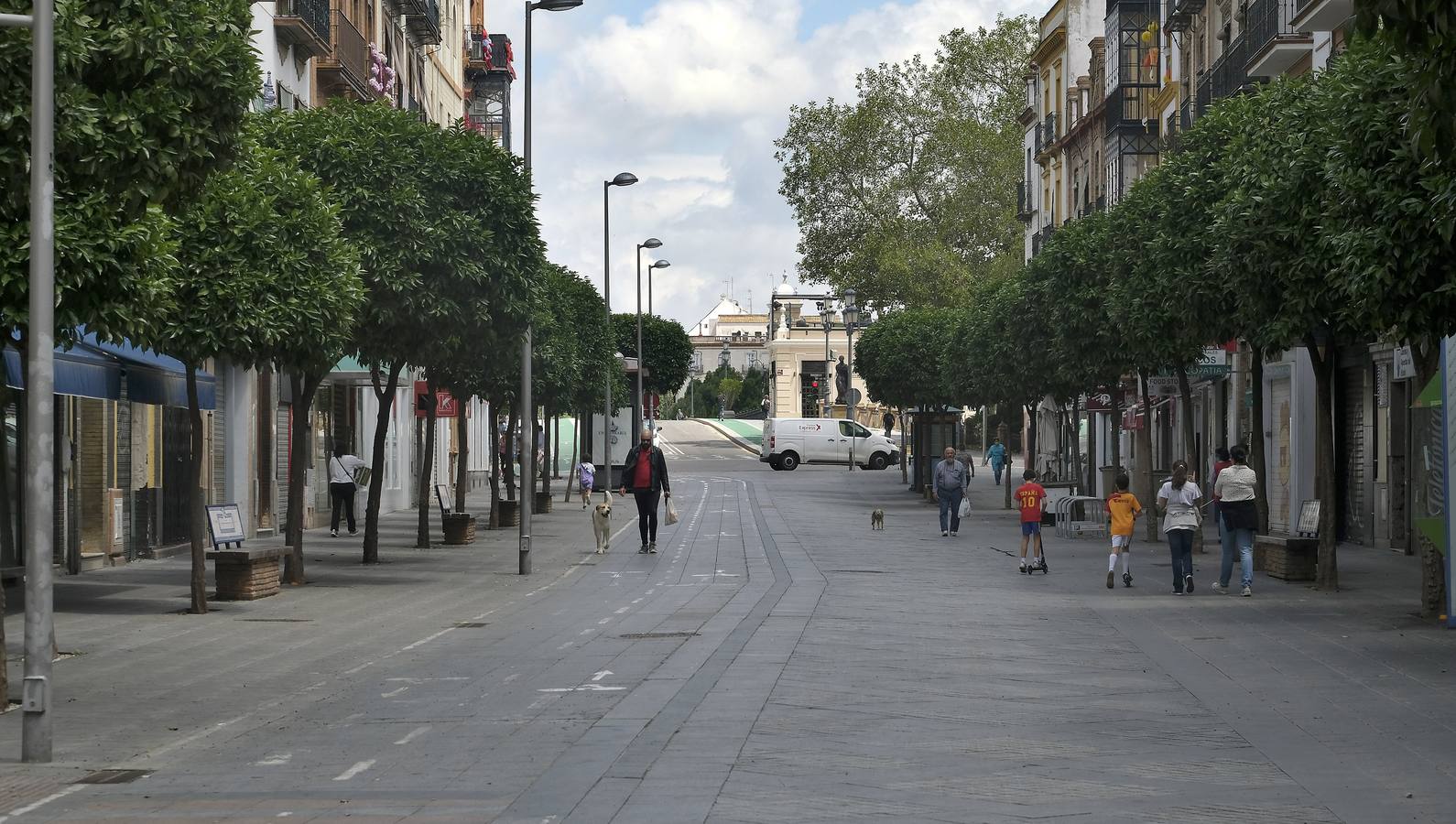 Desolación en las calles comerciales de Sevilla a la espera de la vuelta de actividad