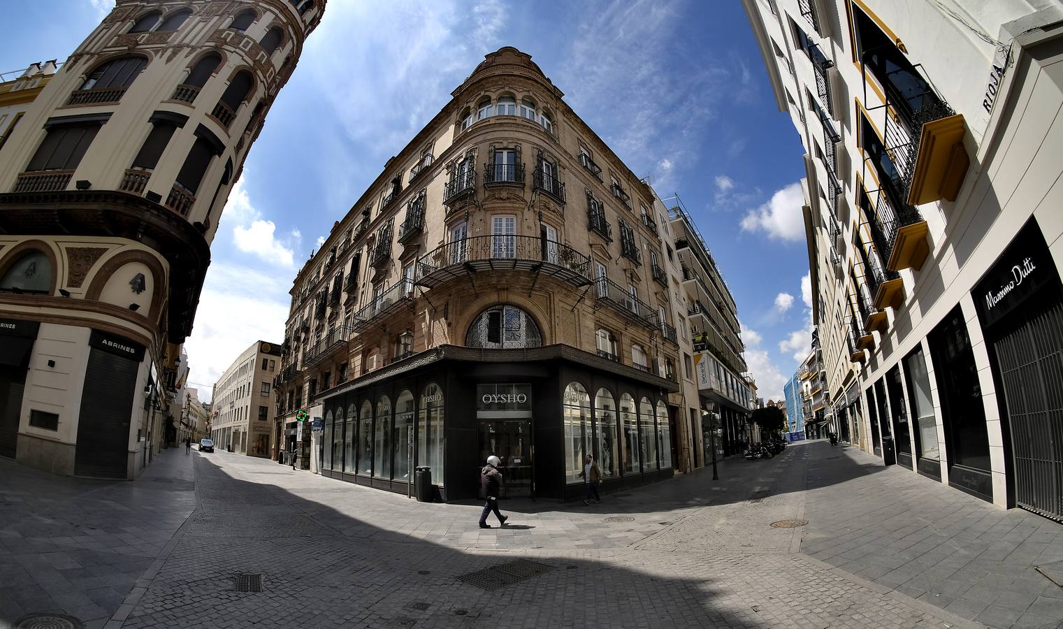 Desolación en las calles comerciales de Sevilla a la espera de la vuelta de actividad