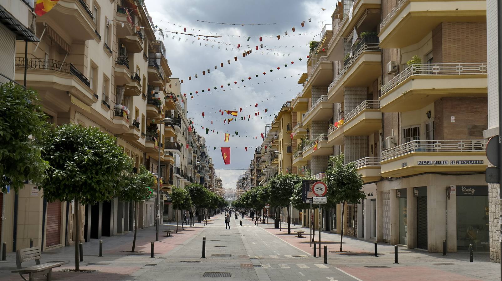 Desolación en las calles comerciales de Sevilla a la espera de la vuelta de actividad