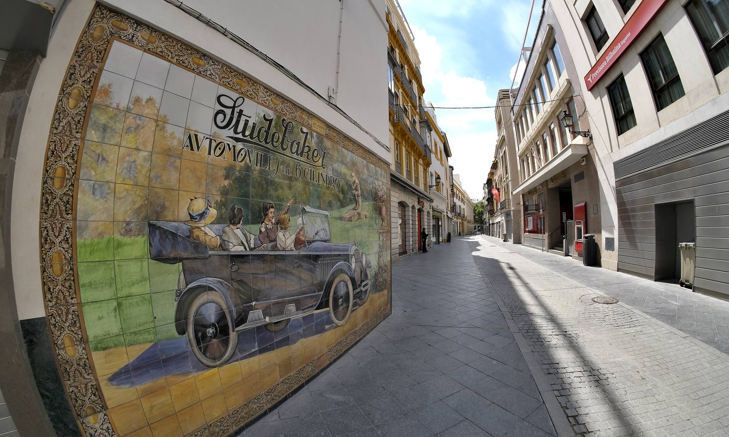 Desolación en las calles comerciales de Sevilla a la espera de la vuelta de actividad