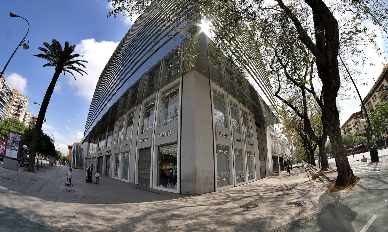 Desolación en las calles comerciales de Sevilla a la espera de la vuelta de actividad