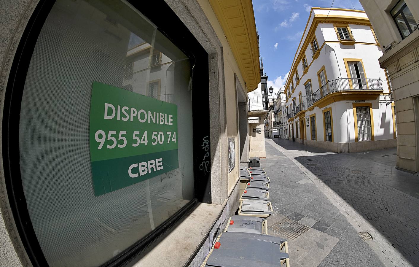 Desolación en las calles comerciales de Sevilla a la espera de la vuelta de actividad