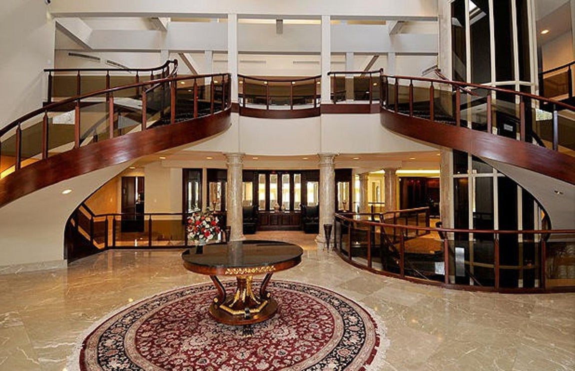 50 Cent fue otro de sus dueños. La casa cuenta con una superficie de más de 4.500 metros cuadrados repartidos en varias plantas y un total de 52 habitaciones. Su mantenimiento mensual era de unos 60.000 dólares al mes, de ahí que decidiese venderla.