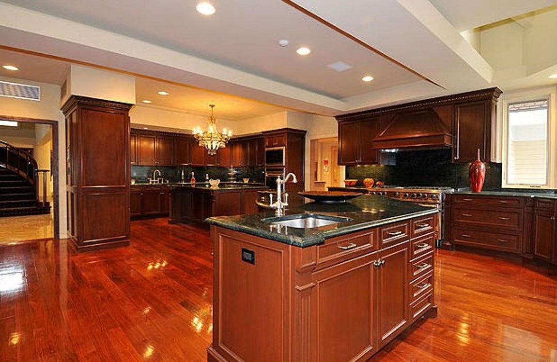 Cocina completamente equipada. Aunque dudamos que el ex boxeador se metiese mucho en la cocina, lo cierto es que su tamaño invita a pasar buenos ratos entre fogones.