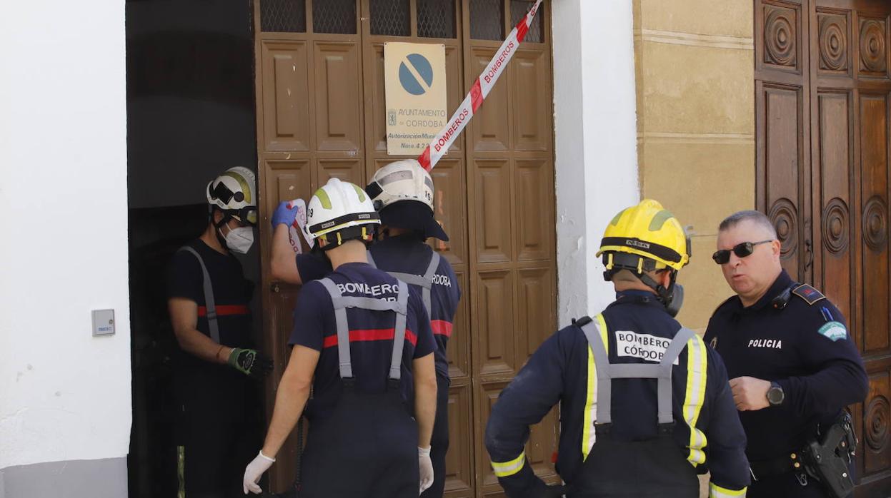 El derrumbe del techo de una casa en la calle Lineros de Córdoba, en imágenes