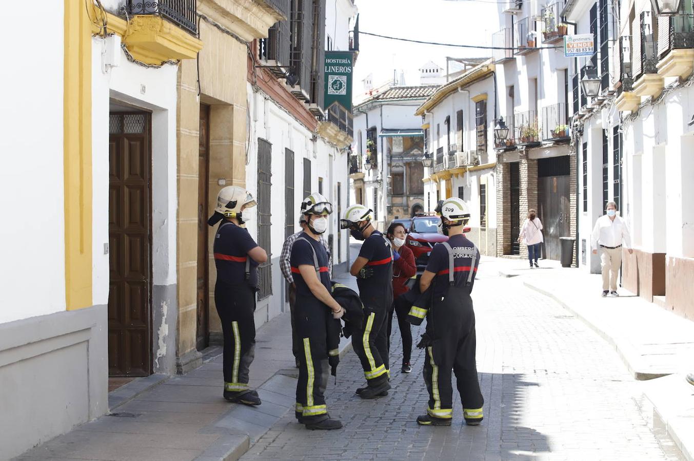 El derrumbe del techo de una casa en la calle Lineros de Córdoba, en imágenes