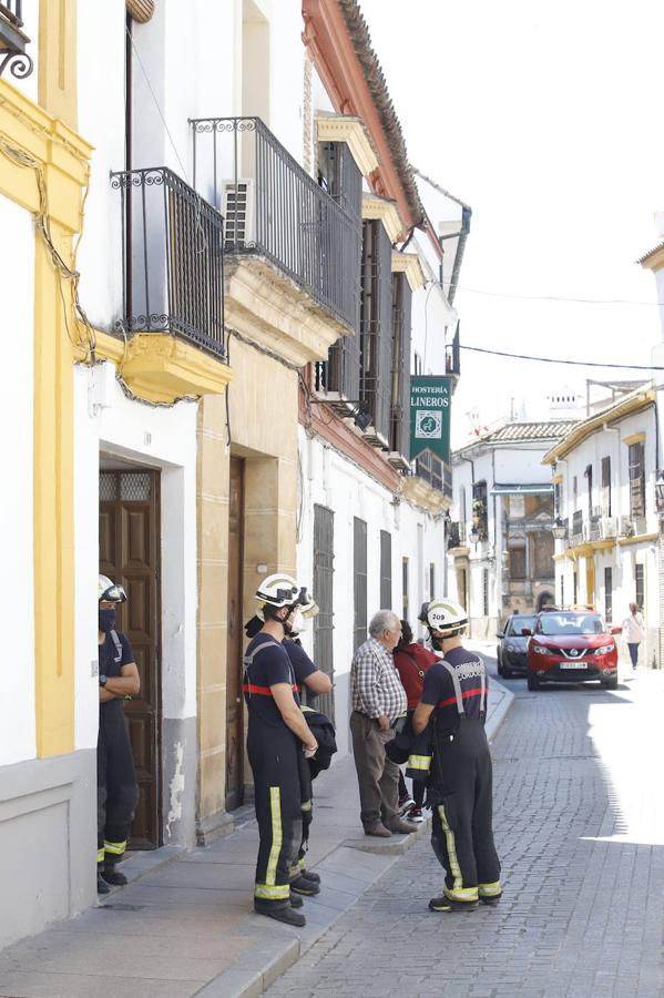 El derrumbe del techo de una casa en la calle Lineros de Córdoba, en imágenes