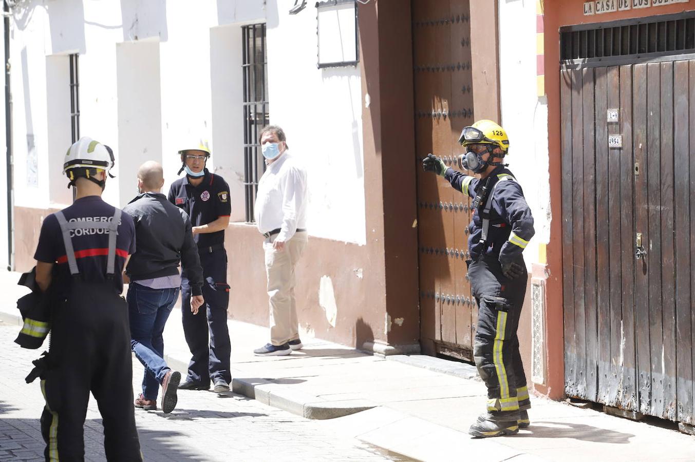 El derrumbe del techo de una casa en la calle Lineros de Córdoba, en imágenes