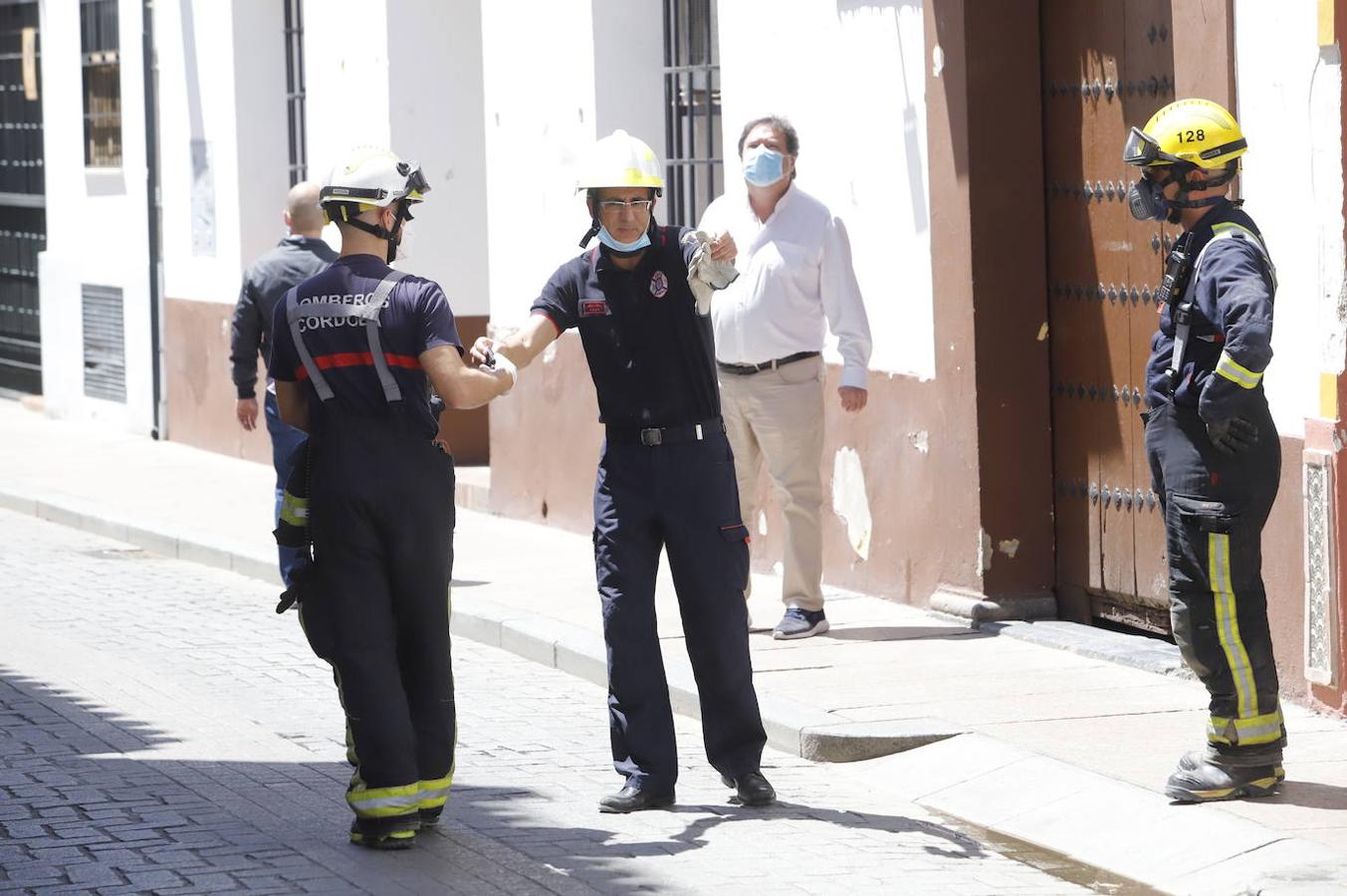 El derrumbe del techo de una casa en la calle Lineros de Córdoba, en imágenes