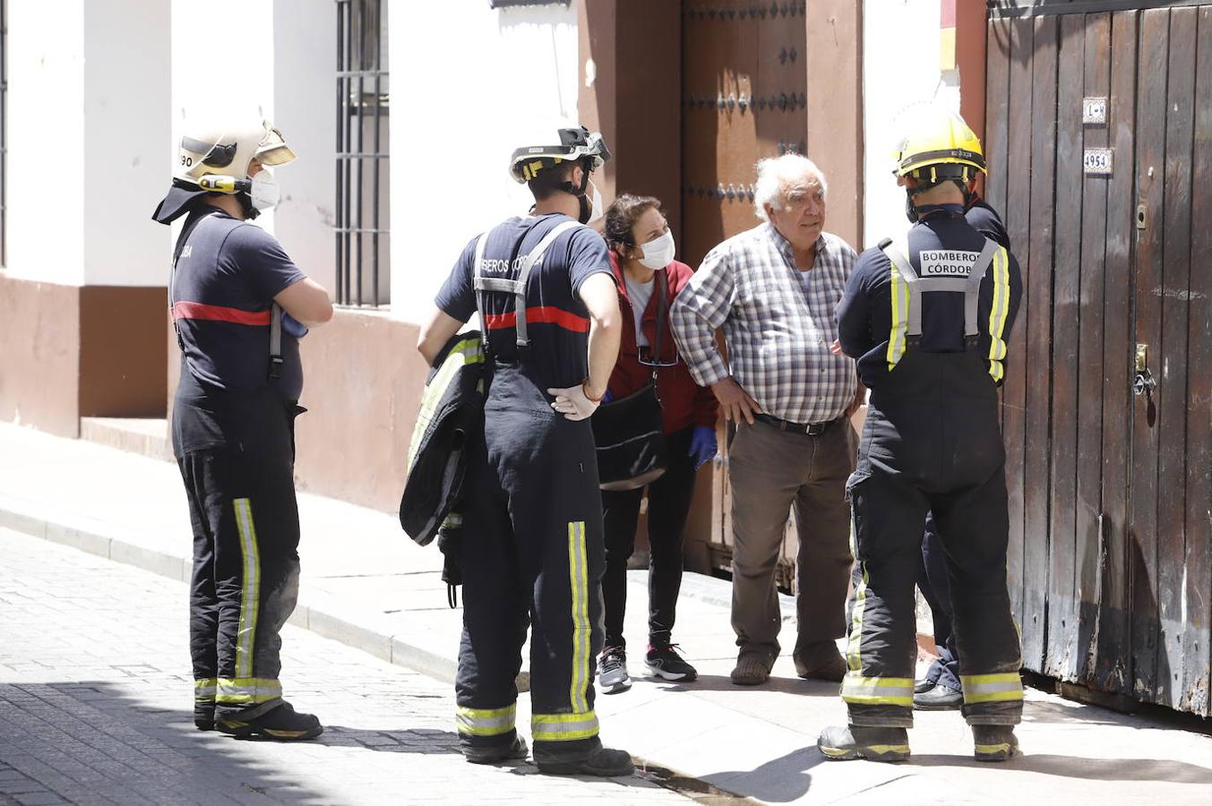 El derrumbe del techo de una casa en la calle Lineros de Córdoba, en imágenes