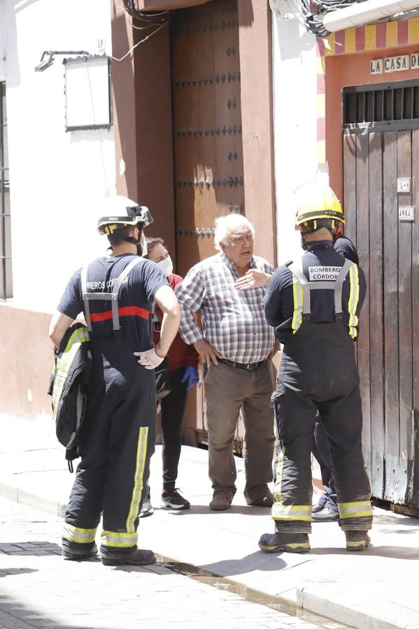 El derrumbe del techo de una casa en la calle Lineros de Córdoba, en imágenes