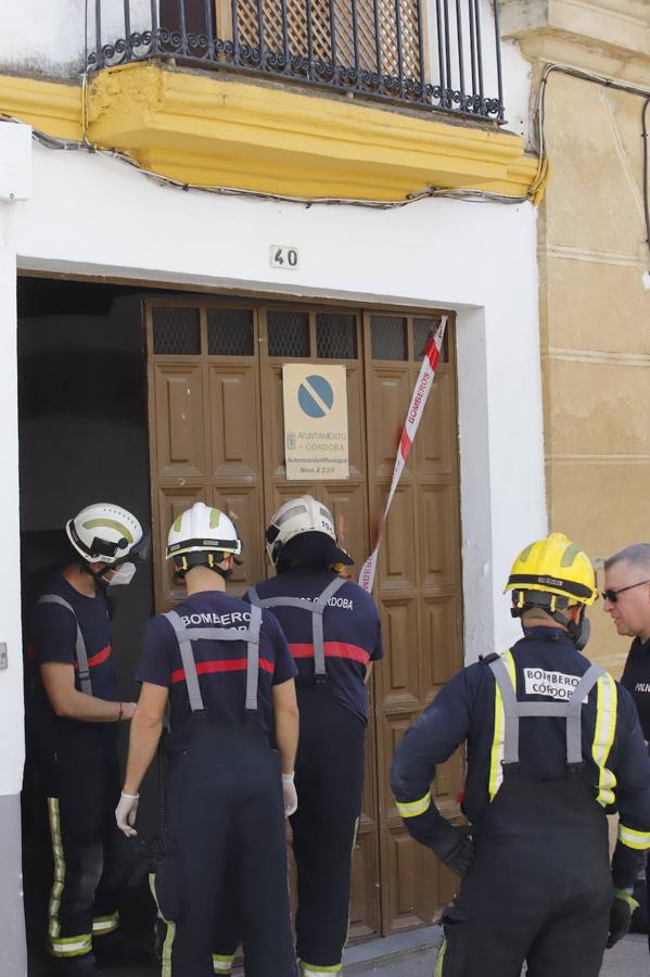 El derrumbe del techo de una casa en la calle Lineros de Córdoba, en imágenes