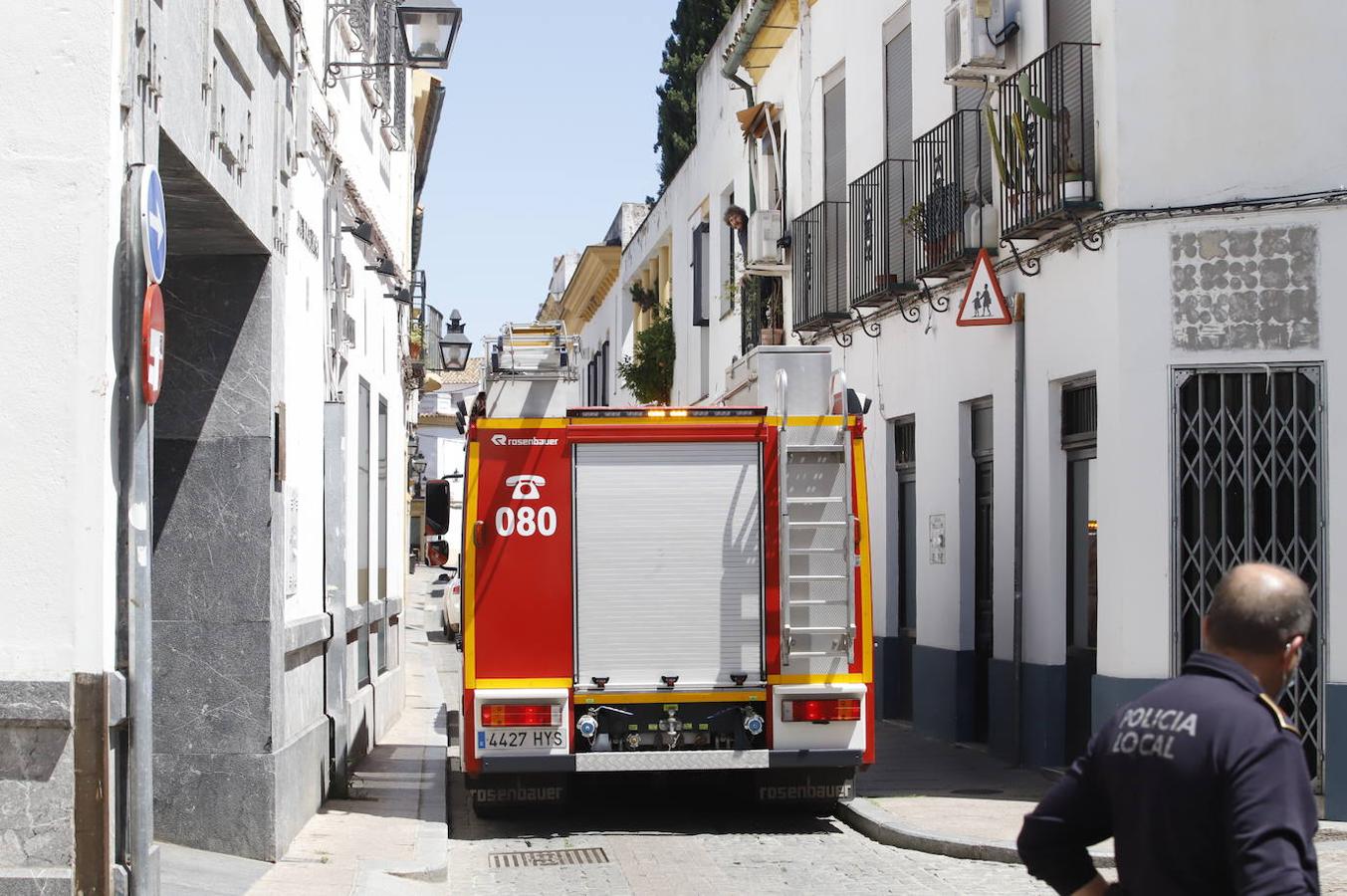 El derrumbe del techo de una casa en la calle Lineros de Córdoba, en imágenes