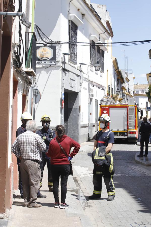 El derrumbe del techo de una casa en la calle Lineros de Córdoba, en imágenes