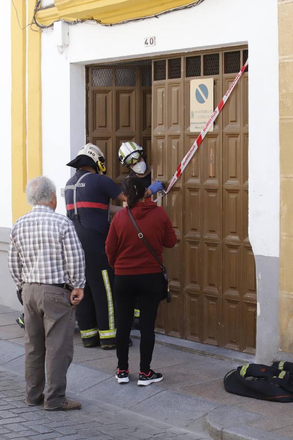 El derrumbe del techo de una casa en la calle Lineros de Córdoba, en imágenes