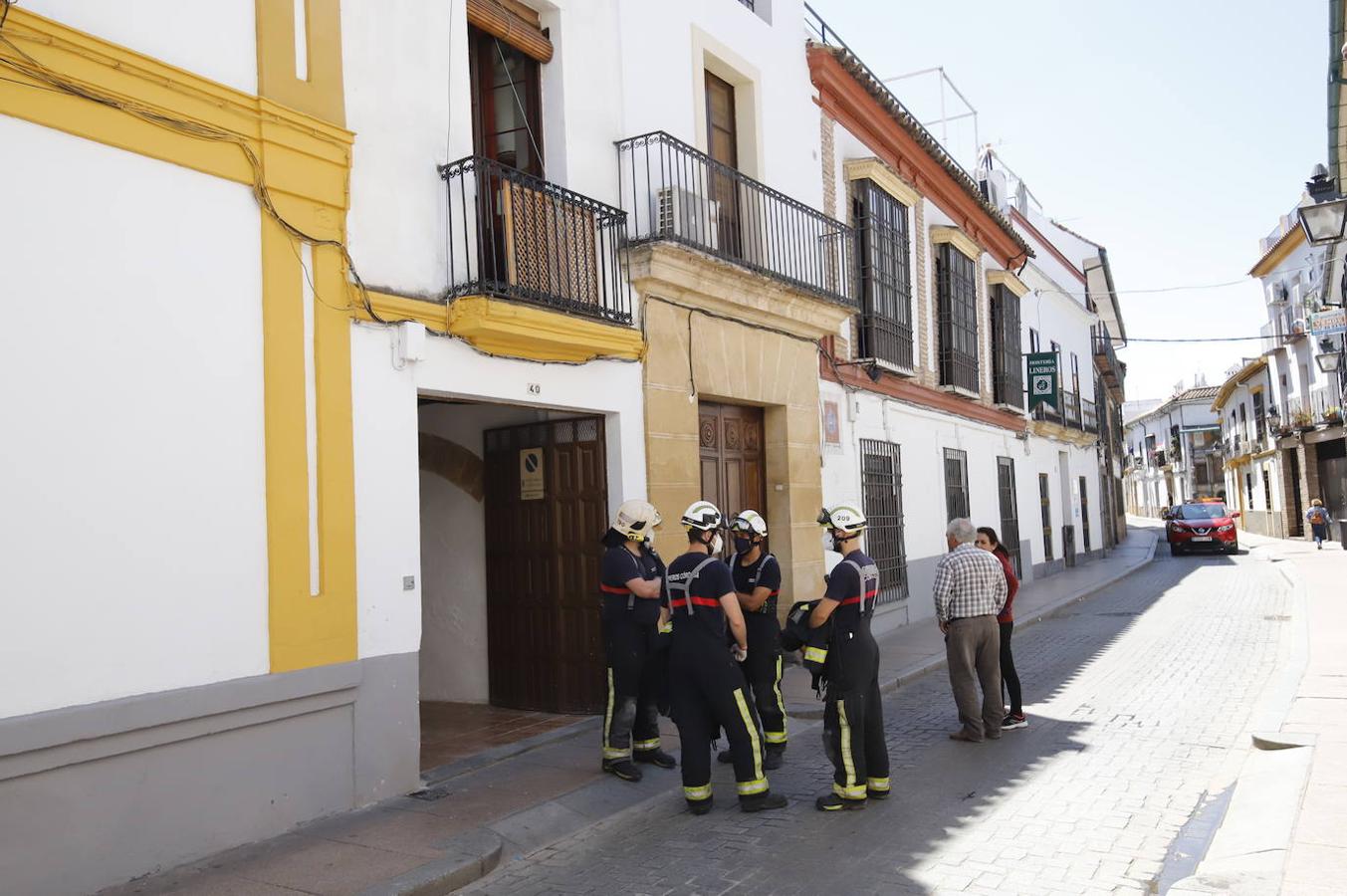 El derrumbe del techo de una casa en la calle Lineros de Córdoba, en imágenes