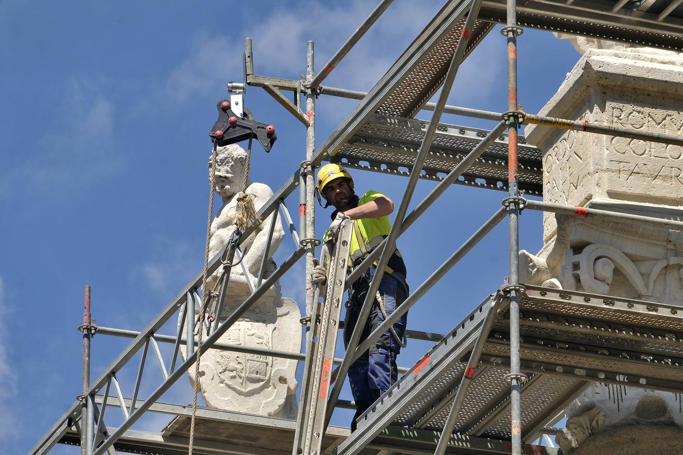 Comienza la restauración de las columnas de Hércules de la Alameda