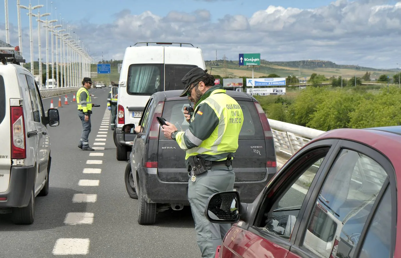 Refuerzo de los controles de tráfico para evitar desplazamientos en el puente de mayo