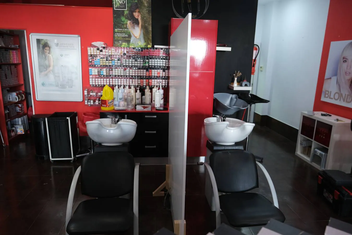 FOTOS: Así prepara la peluquería &#039;Contrastes&#039; de El Puerto su local