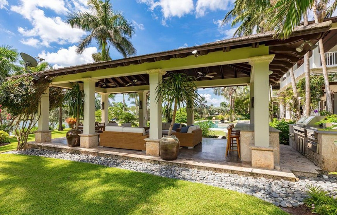 Así es la propiedad de Pharrell Williams en Coral Gables, Miami. La zona exterior incluye, también, una cocina y una zona de comedor perfecta para organizar cenas y fiestas con amigos, una vez pase la pandemia, así como un solárium en el que relajarse y disfrutar del buen clima de la ciudad.