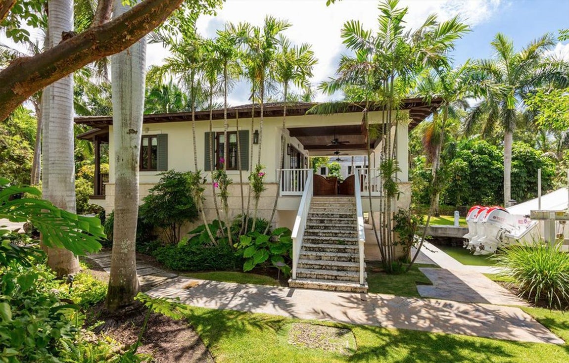 Así es la propiedad de Pharrell Williams en Coral Gables, Miami. La propiedad cuenta con una casa de huéspedes, totalmente independiente, perfecta para invitados o para el propio servicio. En ella hay, también, una coqueta terraza exterior con vistas a la exuberante naturaleza que la rodea. Sin duda, una zona ideal para relajarse tras un largo día.