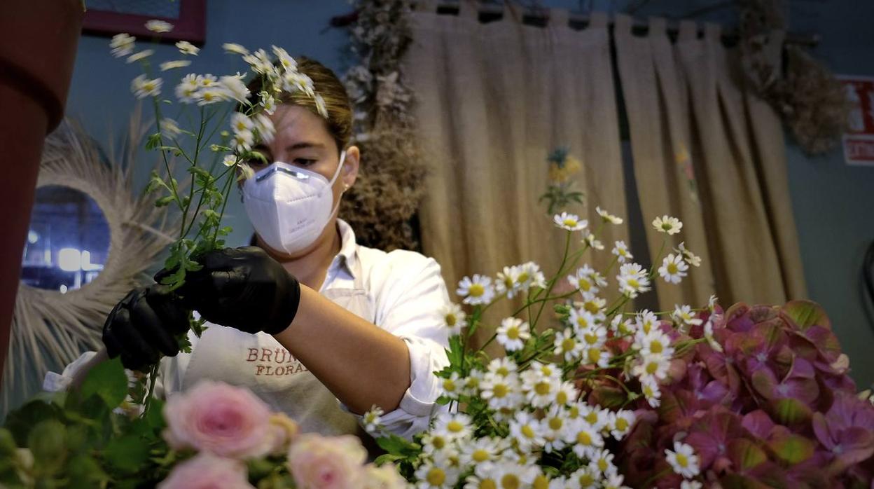 En imágenes, las floristerías de Sevilla se preparan para el Día de la Madre