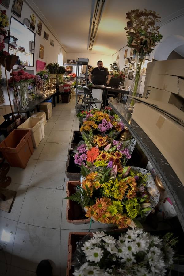 En imágenes, las floristerías de Sevilla se preparan para el Día de la Madre