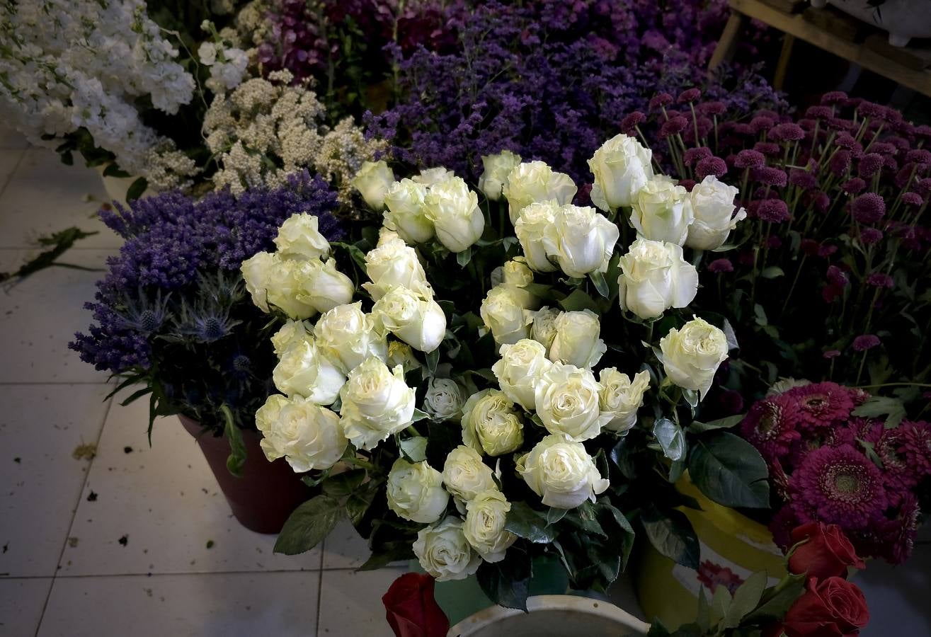 En imágenes, las floristerías de Sevilla se preparan para el Día de la Madre