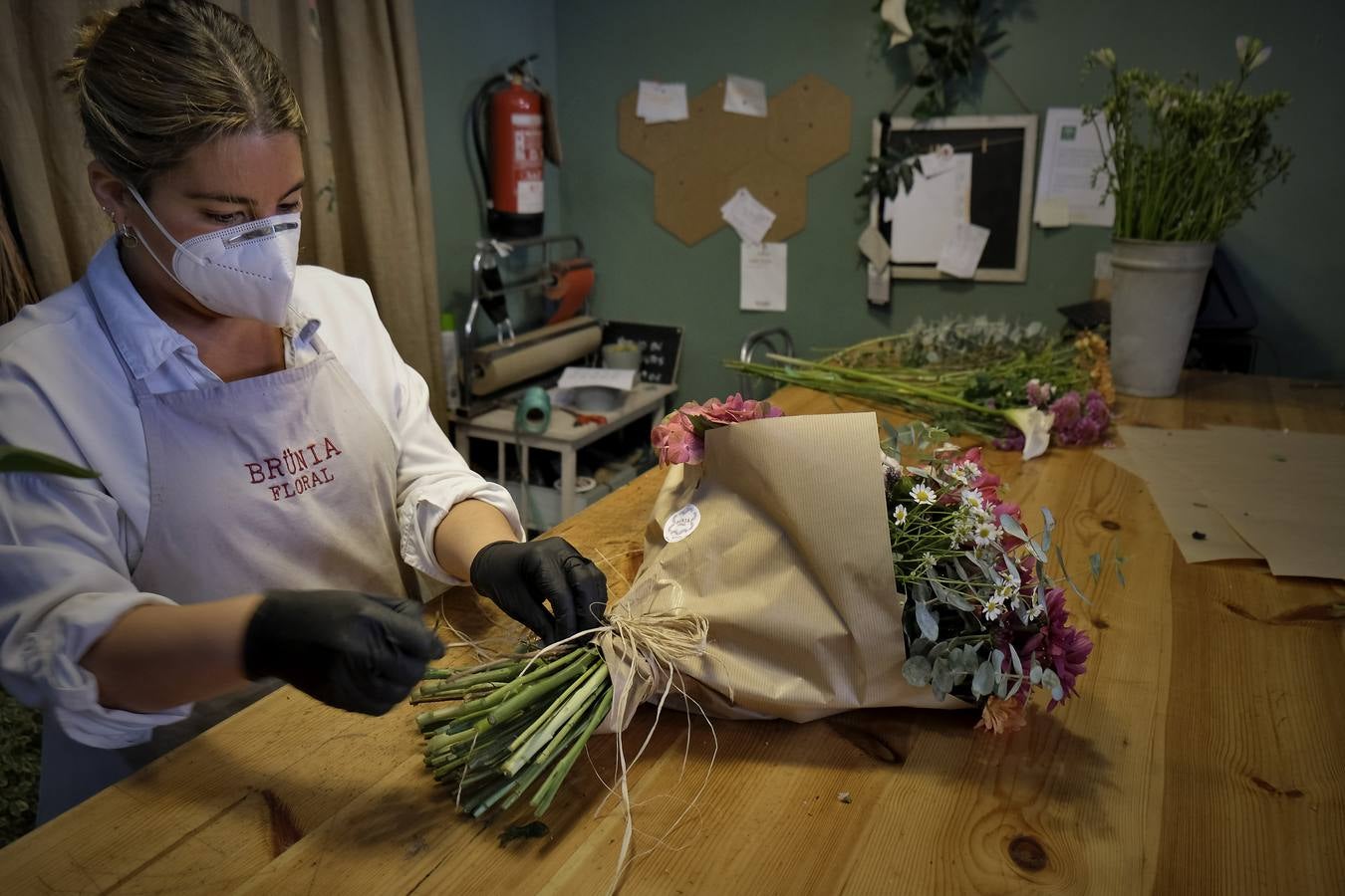 En imágenes, las floristerías de Sevilla se preparan para el Día de la Madre