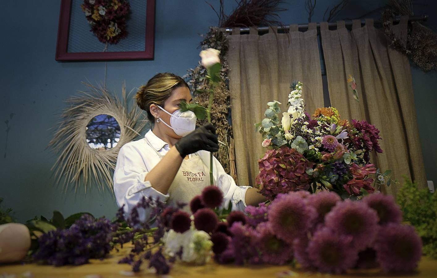 En imágenes, las floristerías de Sevilla se preparan para el Día de la Madre