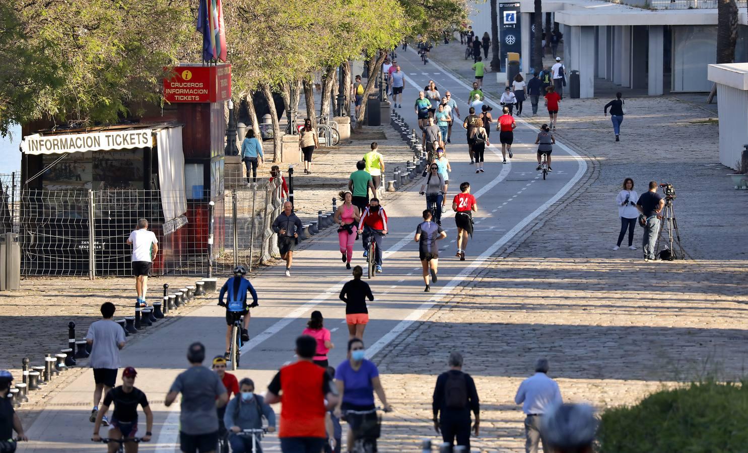 Desescalada Sevilla: Miles de sevillanos toman las calles para hacer deporte