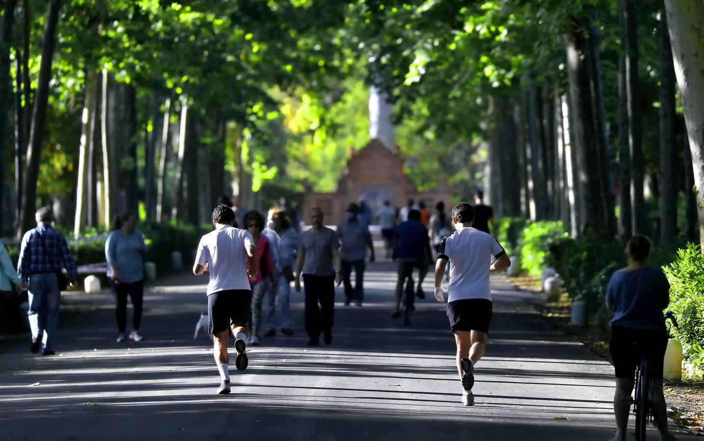 Desescalada Sevilla: Miles de sevillanos toman las calles para hacer deporte